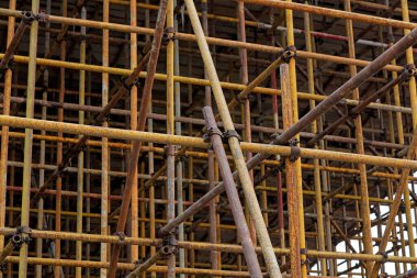 İnşaatta çelik boru iskelesi var.