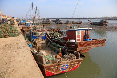 Luannan County - 29 Nisan 2018: balıkçılar balıkçı teknelerinde ağ topluyor, Luannan County, Hebei Eyaleti, Chin