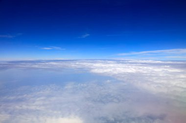 Yüksek irtifa beyaz bulutlar