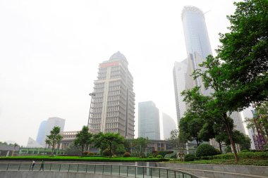 Şangay - 30 Mayıs 2018: Şangay Ping An Financial Building (solda) ve Şangay Bank of China Building (sağda), Şangay, Çin