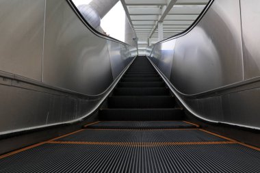 Alışveriş merkezinde yürüyen merdiven