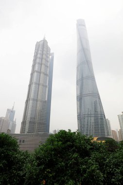 Şangay - 30 Mayıs 2018: Şangay Jinmao Kulesi (solda) ve Şangay Mimari Merkezi Binası (sağda), Şangay, Chin