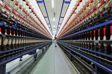 Luannan County - 17 Aralık 2018: Çin 'in Hebei Eyaleti' ndeki Luannan County 'de dönen değirmende çalışan işçiler