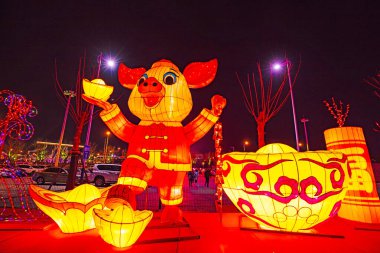 Tangshan City - 8 Şubat 2019: Geceleyin çizgi film figürü heykel, Tangshan City, Hebei Eyaleti, Çin