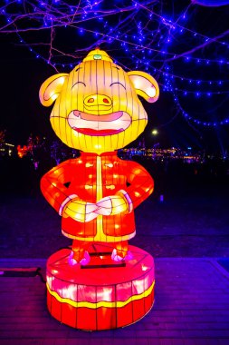 Tangshan City - 8 Şubat 2019: Geceleyin çizgi film figürü heykel, Tangshan City, Hebei Eyaleti, Çin
