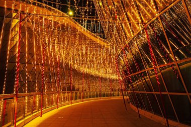 Binalar üzerindeki dekoratif ışıklandırma efektleri