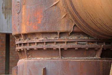 Fabrikalarda kullanılmayan ve terk edilmiş metal borular.