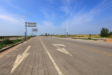 Beyaz otoban işaretleri, fotoğrafa yakın çekim 