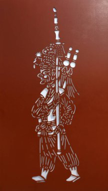 Çelik plakalara oyulmuş çizgi film figürleri.