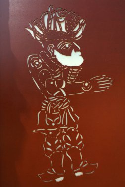 Çelik plakalara oyulmuş çizgi film figürleri.