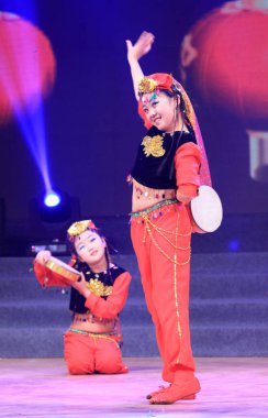 TANGSHAN - 26 HAZİRAN Çocuklar 26 Ocak 2014 'te sahnede davul dansı gösterileri, tangshan, Çin