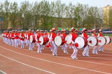 LUANNAN COUNTY - 10 NİSAN: 10 Nisan 2014 'te okul spor toplantısında parkta yürüyen gruplar, Luannan County, Hebei Eyaleti, Çin.