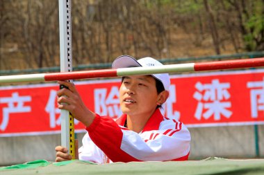 LUANNAN COUNTY - 10 NİSAN: 10 Nisan 2014 tarihinde, Luannan County, Hebei Eyaleti, Çin 'de düzenlenen bir spor müsabakasında orta okullu kadınların yüksek atlama sahnesinde standart yükseklik ayarlaması.