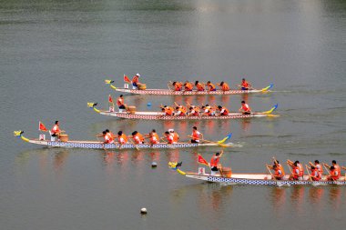 LUANNAN COUNTY - 9 Ağustos: Ejder teknesi yarışı sahnesi 9 Ağustos 2014, Luannan County, Hebei Eyaleti, Çin