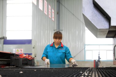 LUANNAN COUNTY - 23 AĞUSTOS: Üretim hattında çalışan işçiler, 23 Ağustos 2014, Luannan County, Hebei Eyaleti, Çin