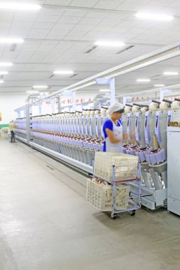 Luannan - 31 Mayıs 2015 'te üretim atölyesinde dönen işçiler, Luannan County, Hebei, Çin