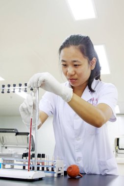 Luannan - 29 Haziran 2015: Laboratuvar teknisyenleri 29 Haziran 2015 'te hastanede kan örneklerini test etti.