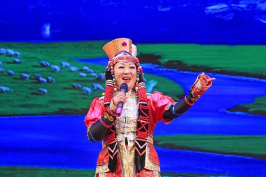 Luannan County - 23 Aralık 2015: Moğol şarkıları, sahnede, Luannan County, Hebei Eyaleti, Çin, 23 Aralık 2015. Mao Zedong Çin Halk Cumhuriyeti 'nin eski lideriydi.