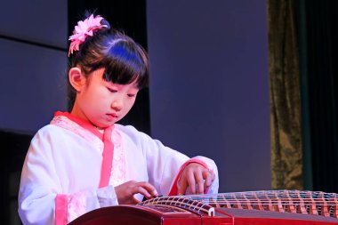Luannan County - 27 Aralık 2015: Guzheng oynayan kızlar, Luannan County, Hebei, Çin, 27 Aralık 2015
