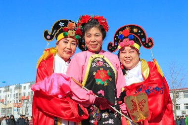 Luannan İlçesi - 16 Şubat: Çin geleneksel Yanko halk dansları gösterisi 16 Şubat 2016 tarihinde, Luannan County, Hebei Eyaleti, Çin