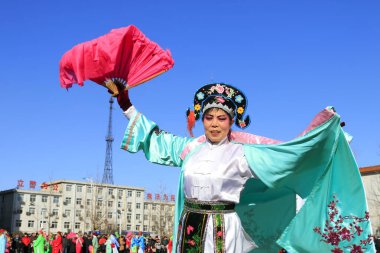 Luannan İlçesi- 18 Şubat: Çin geleneksel Yanko halk dansları gösterisi 18 Şubat 2016 tarihinde, Luannan County, Hebei Eyaleti, Çin