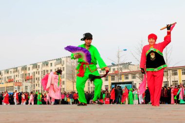 Luannan İlçesi - 19 Şubat: Çin geleneksel Yanko halk dansları gösterisi 19 Şubat 2016 tarihinde, Luannan County, Hebei Eyaleti, Çin