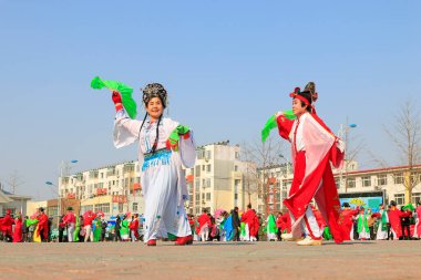Luannan İlçesi- 21 Şubat: Çin geleneksel Yanko halk dansları gösterisi 21 Şubat 2016 tarihinde, Luannan County, Hebei Eyaleti, Çin 