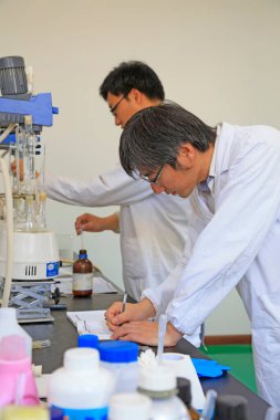 Pekin - 17 Mayıs 2016: Teknisyen bir laboratuvarda deney yapıyor, 17 Mayıs 2016, Pekin, Çin