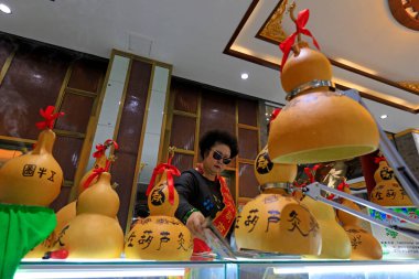 Tangshan City - 2 Kasım 2016: Tangshan City, Hebei, Chin 'de su kabağı oymacılığı