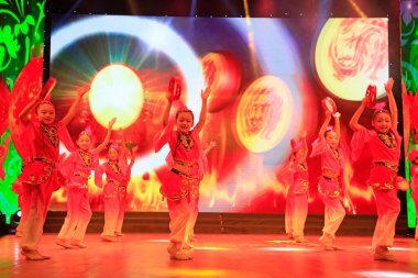 Luannan County - 23 Ocak 2017: Çocuk dans gösterisi, Luannan, Hebei, Chin