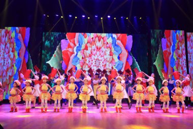 Luannan County - 23 Ocak 2017: Çocuk dans gösterisi, Luannan, Hebei, Chin