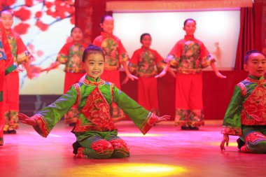 Luannan County - 23 Ocak 2017: Çocuk dans gösterisi, Luannan, Hebei, Chin