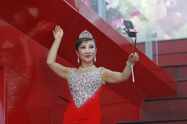 Tangshan City - 4 Şubat 2018: Çinli kadınların Cheongsam kostümleri Tangshan City, Hebei, Çin 'de bir defilede gösterildi.