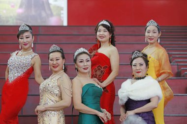Tangshan City - 4 Şubat 2018: Çinli kadınların Cheongsam kostümleri Tangshan City, Hebei, Çin 'de bir defilede gösterildi.