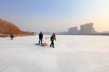 Luannan İlçesi - 7 Şubat 2018: balıkçılar karda, Luannan 'da, Hebei' de, Çin 'de yürümek için gerekli araçları kullandılar.