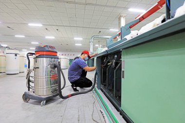 Luannan County - 17 Aralık 2018: Teknisyenler, Çin 'in Hebei Eyaleti, Luannan İlçesi' nde dönen değirmende makine ve ekipman bulunduruyorlar.