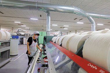 Luannan County - 17 Aralık 2018: Çin 'in Hebei Eyaleti' ndeki Luannan County 'de dönen değirmende çalışan işçiler