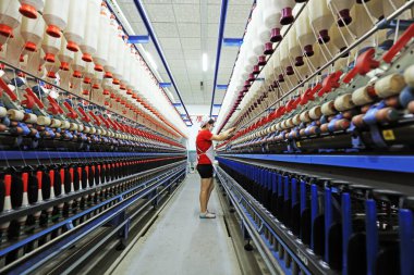 Luannan County - 17 Aralık 2018: Çin 'in Hebei Eyaleti' ndeki Luannan County 'de dönen değirmende çalışan işçiler