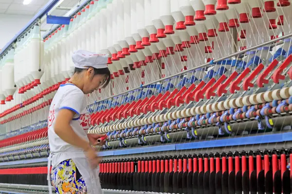 LUANNAN COUNTY - 23 Ağustos: Spinning mill makine ve ekipmanları, 23 Ağustos 2014, Luannan County, Hebei Eyaleti, Çin