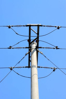 Gökyüzünde elektrik direği, fotoğrafa yakın çekim