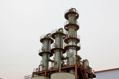 Bir imalat fabrikasındaki düzeltme kulesi manzarası