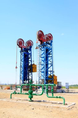 CAOFEIDIAN - 2 Mayıs 2014 tarihinde, JiDong petrol sahasında çerçeve tipi pompalama ünitesi, kaofeidyen, hebei bölgesi, Çin. 