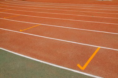 Ortaokuldaki bir spor sahasında plastik pist