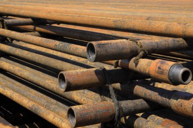 Oksitlenme paslanması petrol boru hattıyla dolu, fotoğrafa yakın.