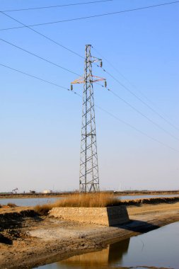 Su kenarında elektrik gücü, fotoğrafa yakın çekim.