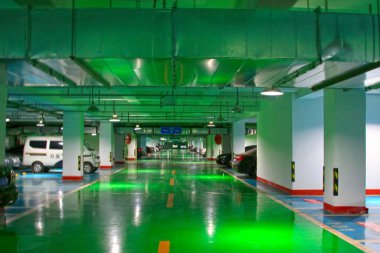 Yeşil zeminli yeraltı otoparkı