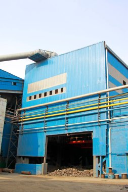 Mavi atölyenin dışındaki boru, fotoğrafa yakın çekim.