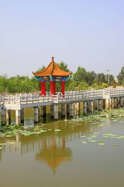 LUANNAN COUNTY - 7 AĞUSTOS: Çin mimari tarzı köprüler ve pavyonlar 7 Ağustos 2014, Luannan County, Hebei Eyaleti, Çin