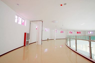 Cam perde duvarı ve paslanmaz çelik parmaklık, fotoğrafın yakın çekimi.