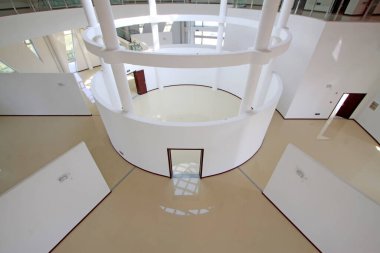 LUANNAN COUNTY - 18 Eylül 2014 'te Hebei Eyaleti, Çin' deki bir sanat galerisinde iç halka yapısı inşa etmek